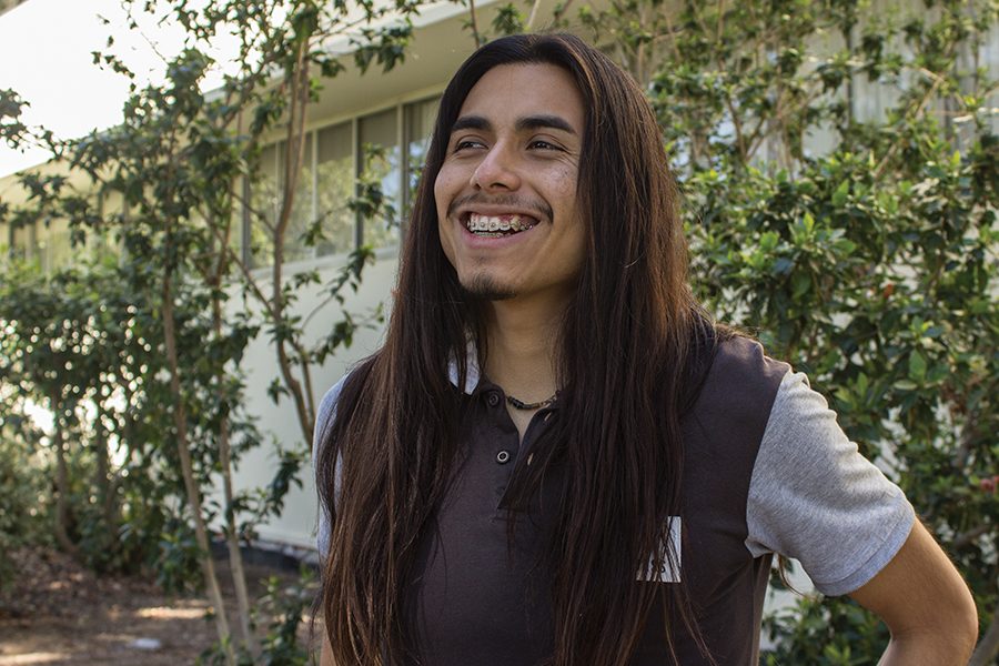 Francisco Martínez, mejor conocido como Panchito, sonríe antes de ir a clase en SDSU. 