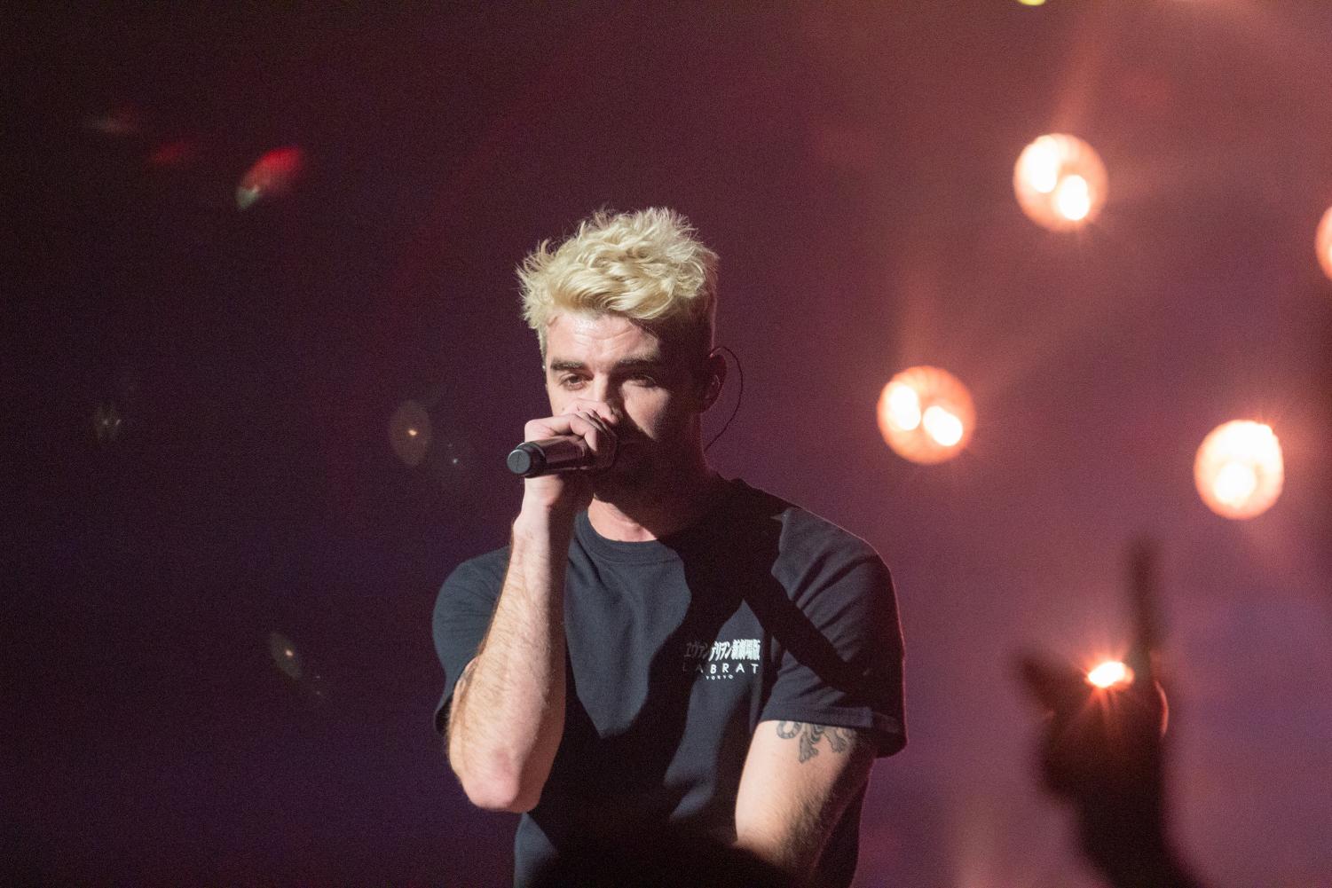 chainsmokers and 5sos excite the crowd at viejas