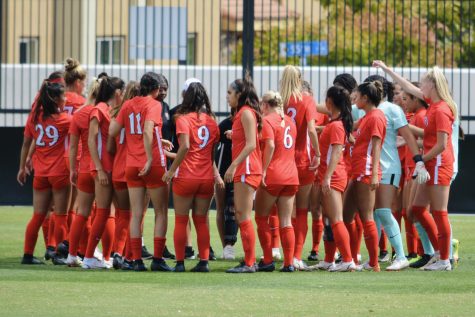 El equipo de fútbol feminino se prepara para el partido contra Nuevo México. 