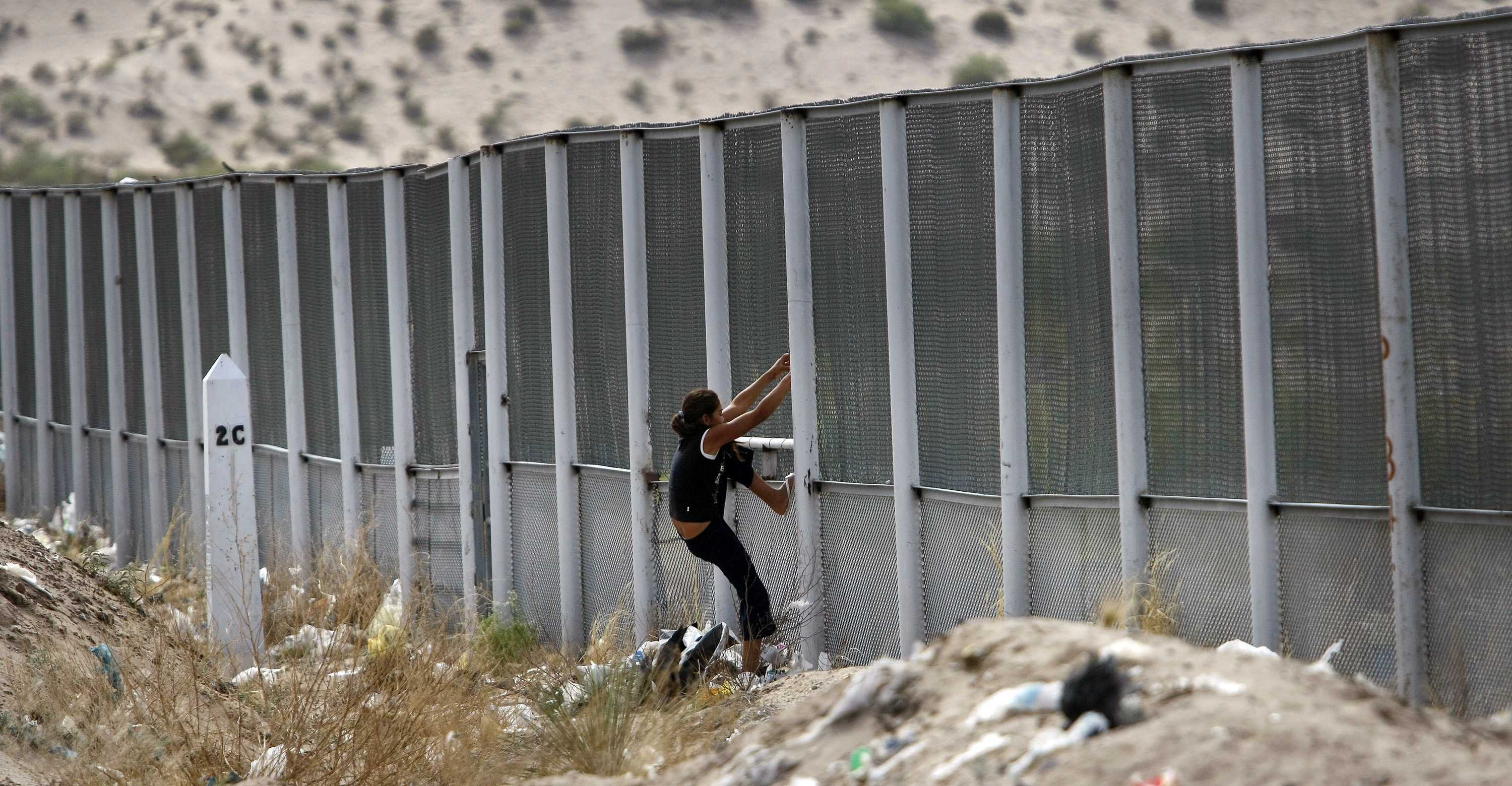 Почему мексиканцы бегут. Стена между Мексикой и США. Огромный забор. Мексиканцы пересекают границу.