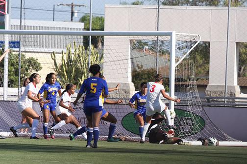 Aztecs beat Bulldogs 4-2