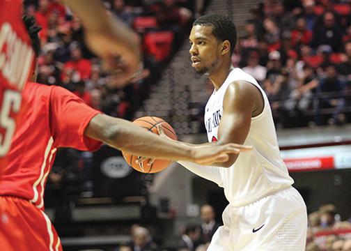 Aztecs lead Aggies 21-14 at halftime