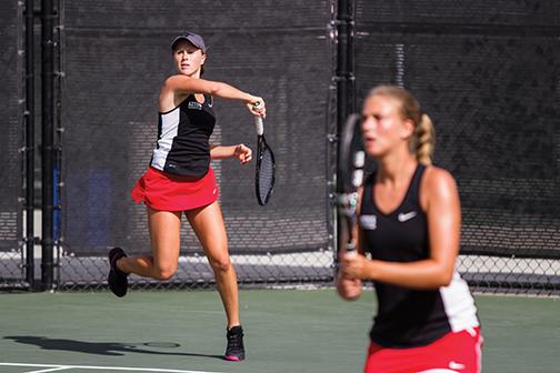 Womens tennis falls to No. 51 Washington in sweltering heat