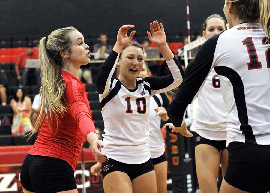 SDSU volleyball storms back to beat New Mexico – The Daily Aztec