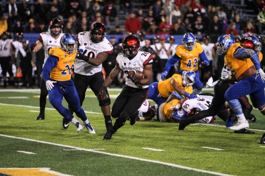 Senior running back Rashaad Penny makes a cut on his way to a touchdown in the third quarter of SDSUs 52-7 win over San Jose State.