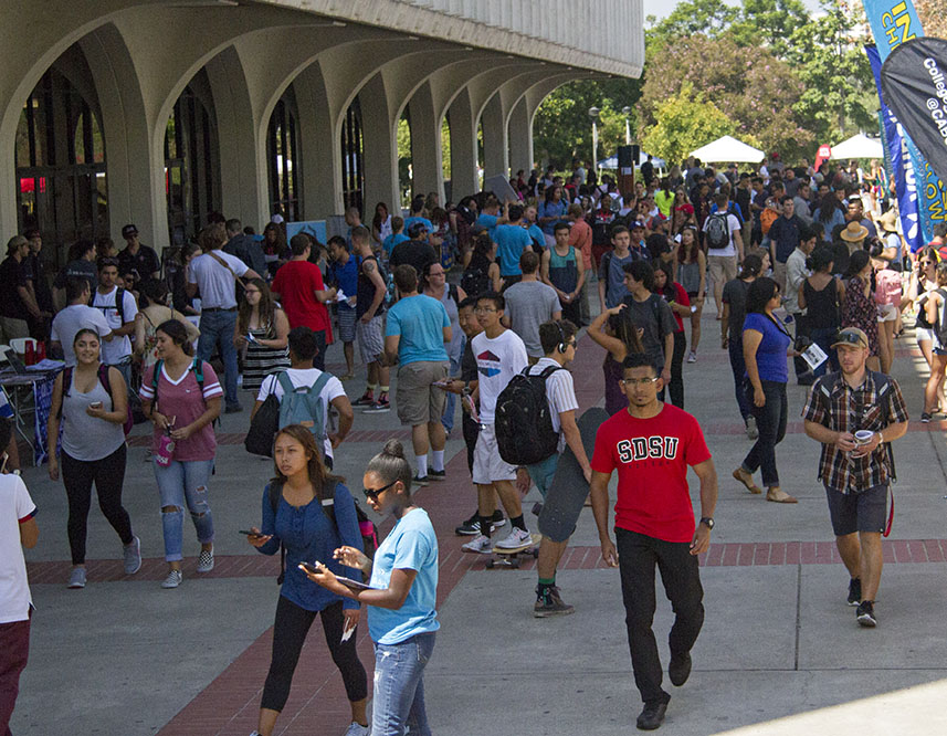 Students crowd the sidewalk in front of Love Library at the start of the Fall 2016 semester.