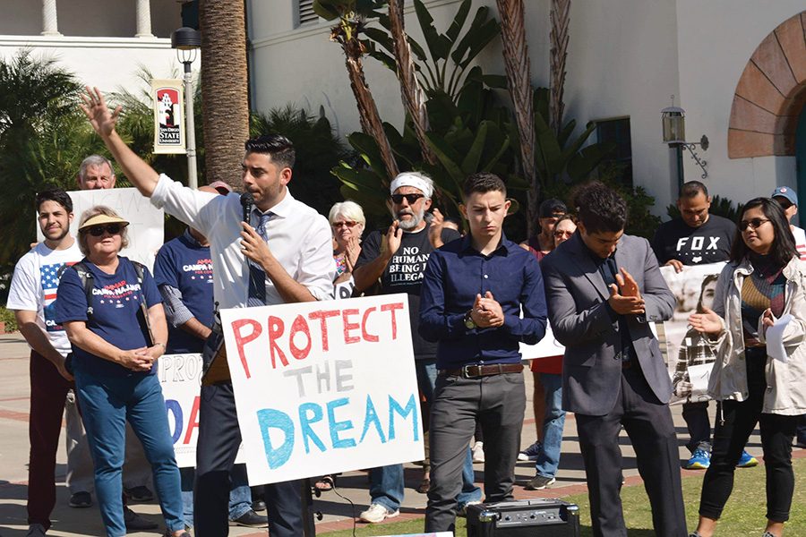 Candidato congresista protesta en favor de DACA con la comunidad de San Diego 