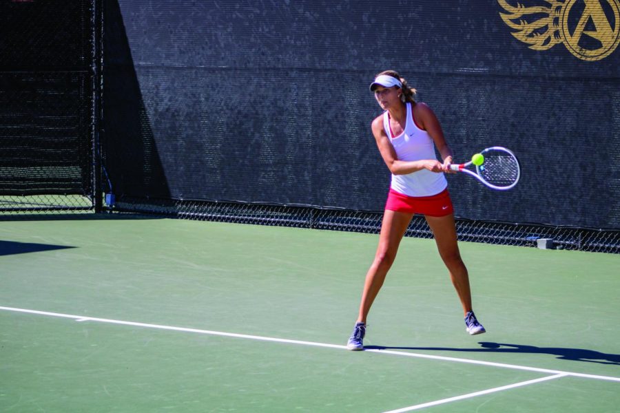Senior+Jana+Buth+goes+for+a+hit+during+the+Aztecs+4-1+victory+over+University+of+San+Francisco+at+the+Aztec+Tennis+Center+on+April+8.