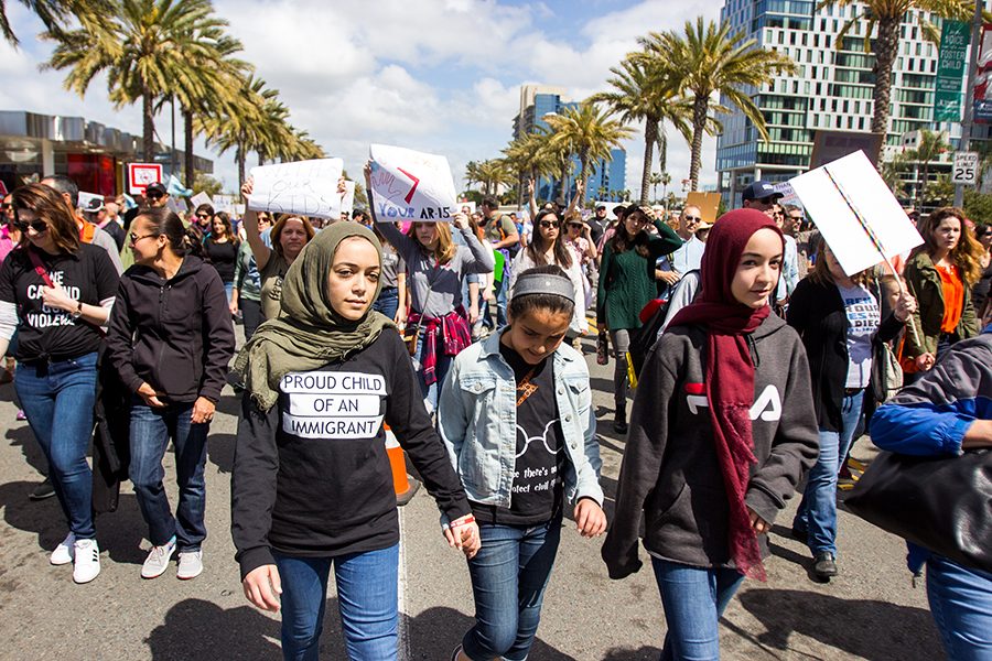 Estudiantes marchan en el centro de San Diego para expresar apoyo hacia leyes más estrictas del control de armas. 