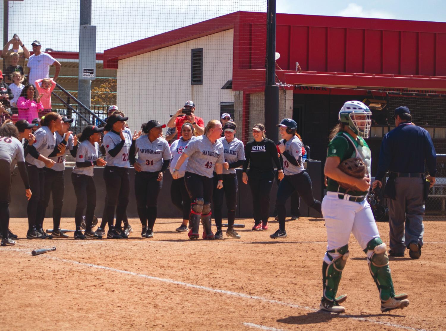 softball-wins-first-home-series-of-the-year-with-3-2-walk-off-victory