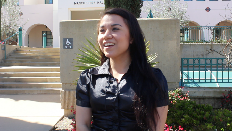 Sandy Ayala sonríe ante la cámara en SDSU
