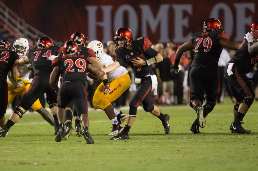 Redshirt junior quarterback Ryan Agnew hands off to junior running back Juwan Washington during the Aztecs 28-21 victory over Arizona State on Sept. 15 at SDCCU Stadium.