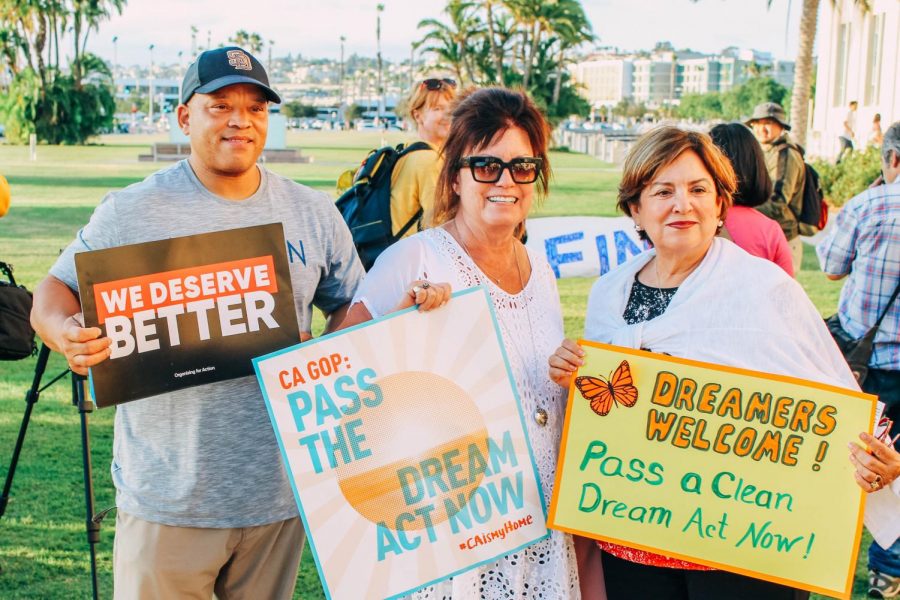 Manifestantes se reunieron para apoyar a los recipientes de DACA un año después de su terminación. 