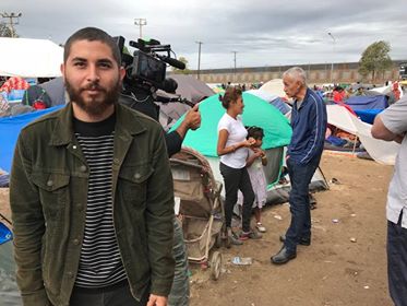 Mientras cubre la caravana migrante, Vladimir mira  a periodista Jorge Ramos. 
