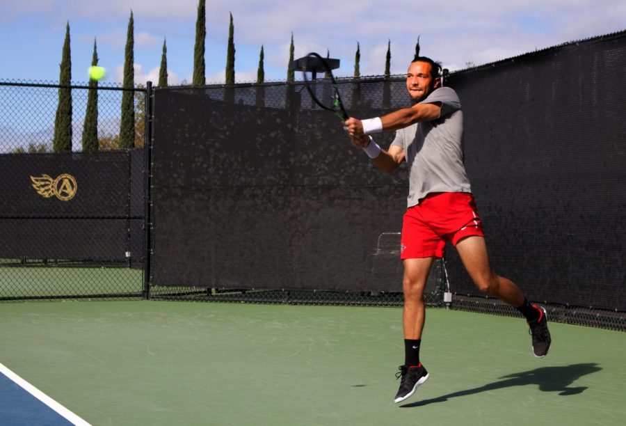 Junior+Fabian+Roensdorf+competes+during+the+Aztecs+4-3+loss+to+Northern+Arizona+on+Feb.+10+at+the+Aztec+Tennis+Center.