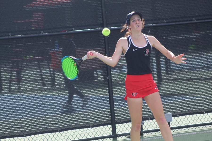 Sophomore+Abbie+Mulbarger+competes+during+the+Aztecs+5-2+loss+against+Arizona+State+on+Feb.+16+at+the+Aztec+Tennis+Center.