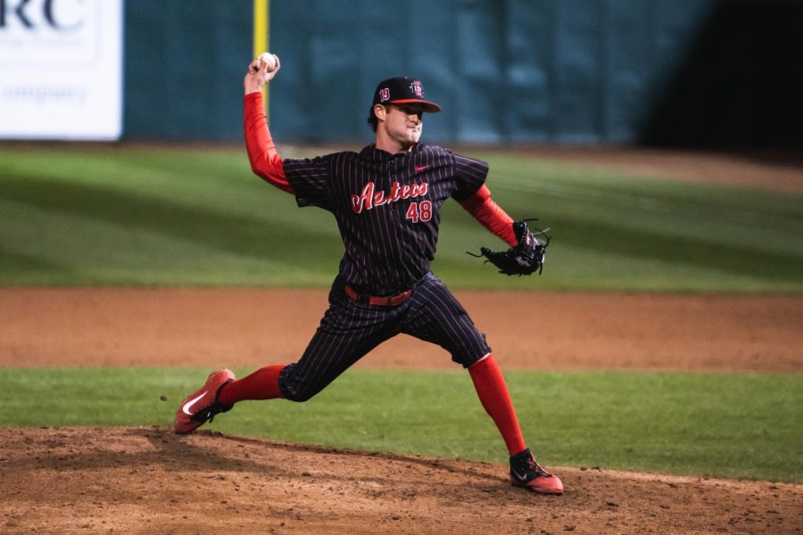 Senior+pitcher+Justin+Goossen-Brown+pitches+during+the+Aztecs+8-4+victory+over+San+Francisco+on+Feb.+15+at+Tony+Gwynn+Stadium.