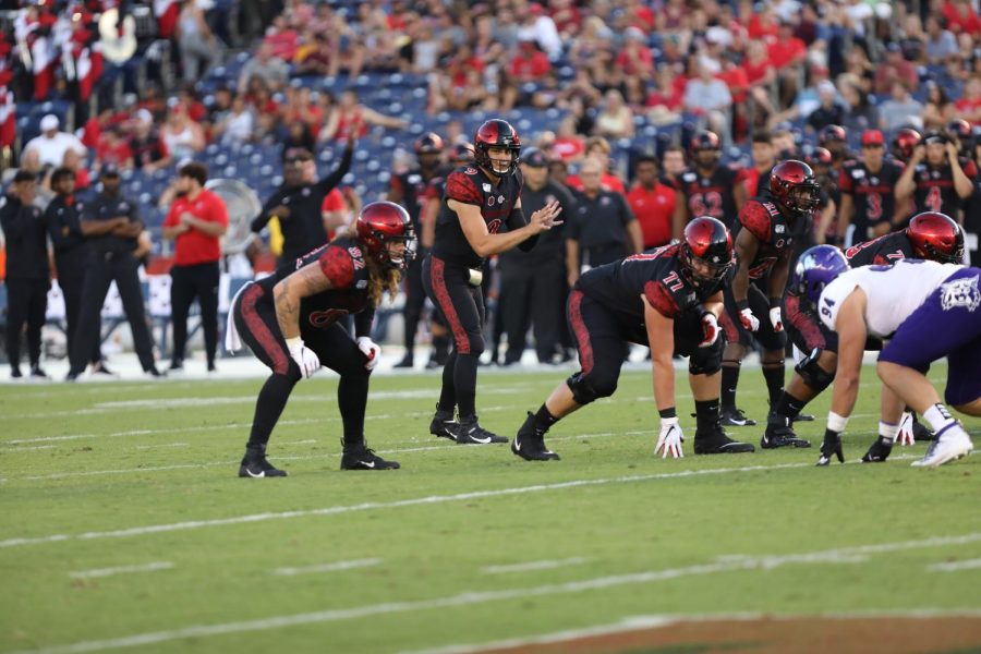 Senior+quarterback+Ryan+Agnew+is+set+to+receive+a+snap+out+of+the+shotgun+during+the+Aztecs%E2%80%99+6-0+win+over+Weber+State+on+Aug.+31.