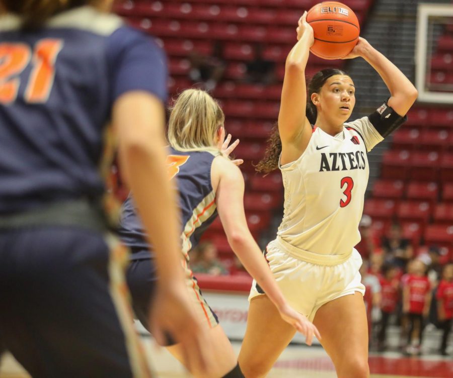 Then-sophomore+forward+Mallory+Adams+attempts+to+pass+to+a+teammate+during+the+Aztecs+55-45+win+over+Cal+State+Fullerton+on+Nov.+17%2C+2019+at+Viejas+Arena.