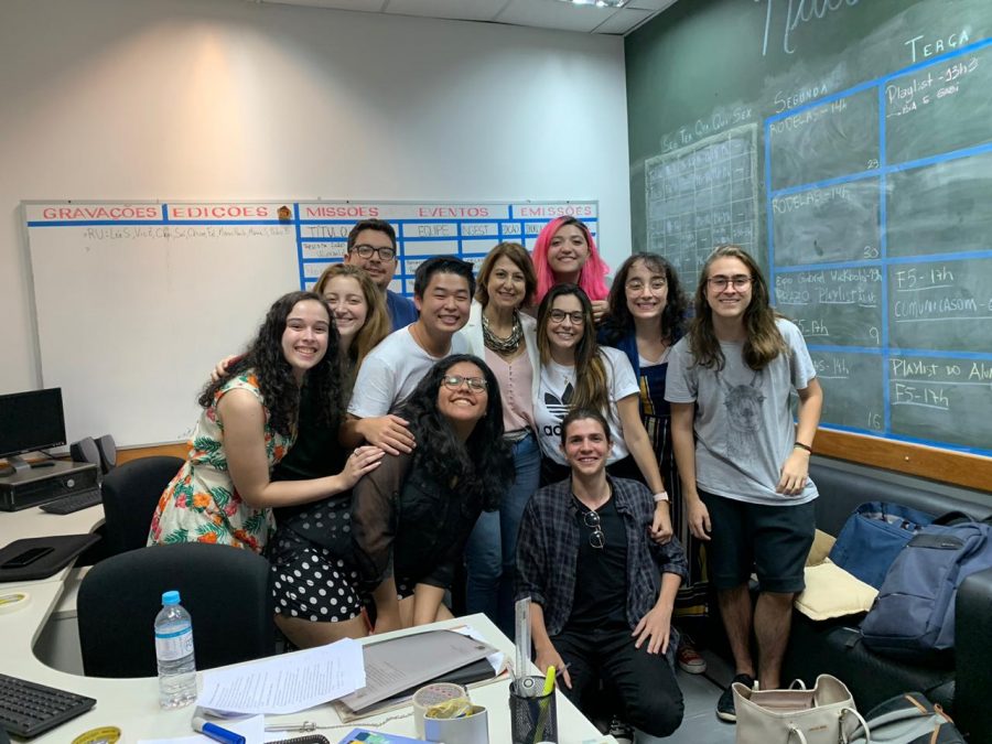 Noé con el equipo de la emisión de radio en la universidad FAAP en Brasil durante su intercambio, antes de la pandemia. 