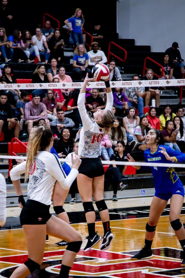 Then-sophomore+setter+Camryn+Machado+attempts+to+pass+the+ball+to+a+teammate+during+the+Aztecs+3-2+win+over+San+Jos%C3%A9+State+on+Sept.+26%2C+2019+at+Peterson+Gym.+Volleyball+was+one+of+many+SDSU+programs+affected+by+the+Mountain+Wests+Conferences+decision+to+postpone+athletics+due+to+the+COVID-19+pandemic.