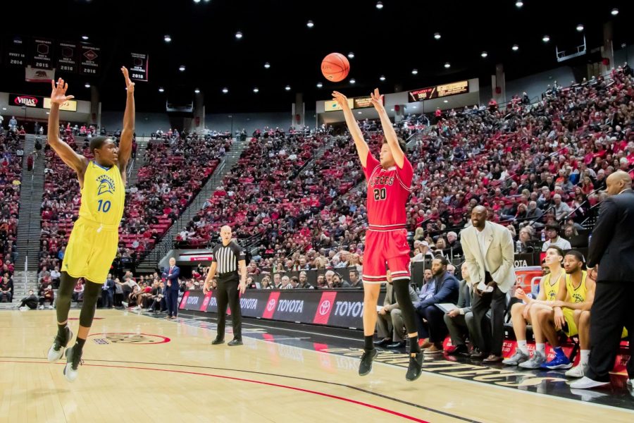 Then-junior+Jordan+Schakel+shoots+a+3-pointer+during+the+Aztecs+59-57+win+over+San+Jos%C3%A9+State+on+Dec.+8%2C+2019+at+Viejas+Arena.