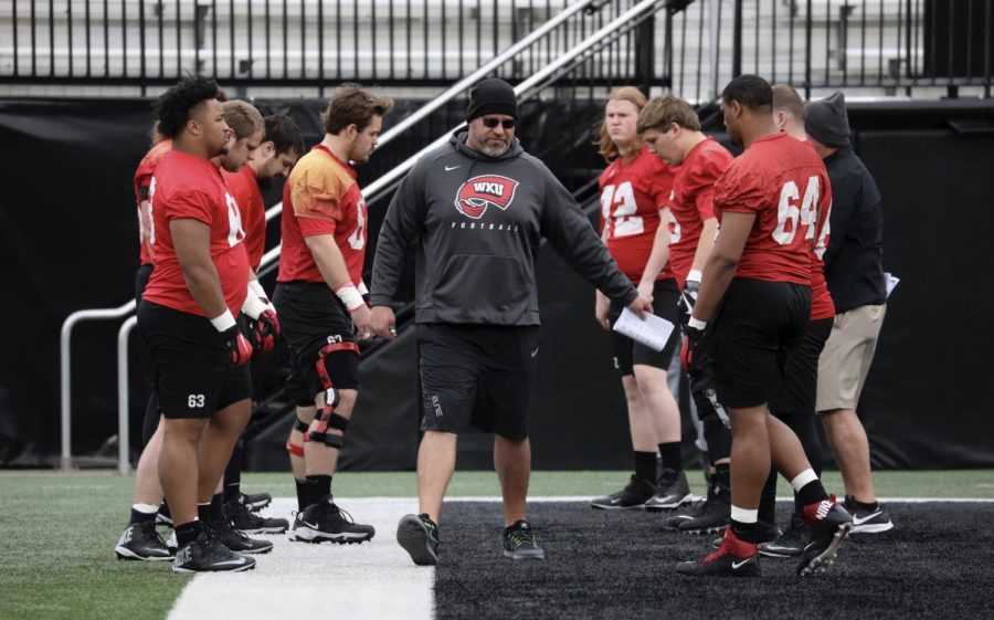 Then-Western+Kentucky+offensive+line+coach+Mike+Goff+coaches+a+group+of+Hilltopper+linemen.