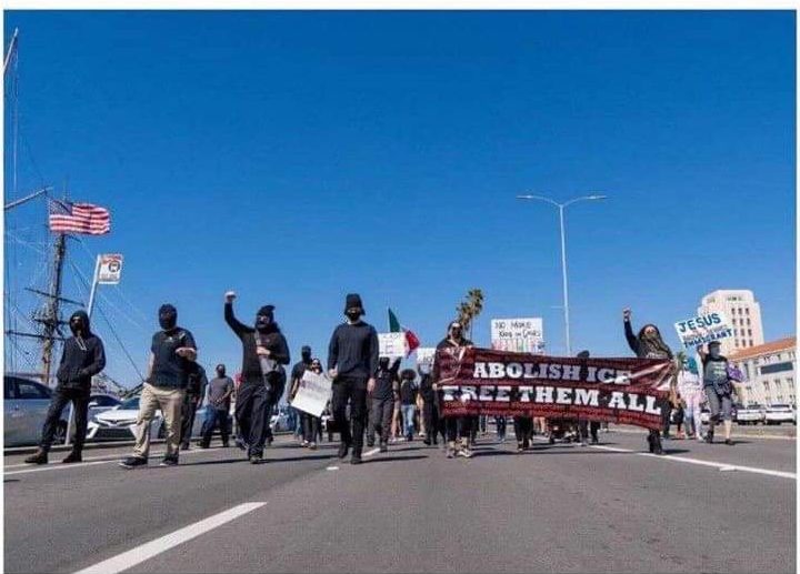 Manifestantes se muestran en el centro de San Diego para protestar contra ICE.