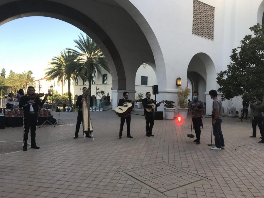 Hubo un mariachi en la pachango tocando música tradicional mexicana.