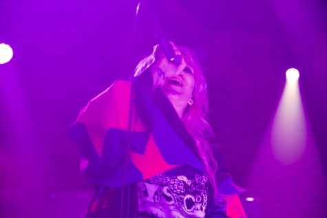 Laura Les wore a purple cloak with yellow stars which often shifted with the color of the lights in the venue.