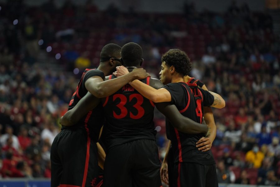The Aztecs huddle up during their 58-57 loss to Boise State in the Mountain West Tournament finals.