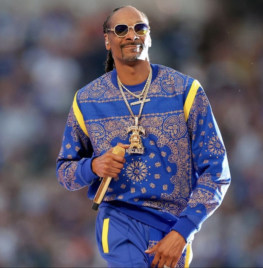 As stylish as ever, Snoop Dogg dressed in blue and yellow, resembling the colors of the LA Rams uniforms.