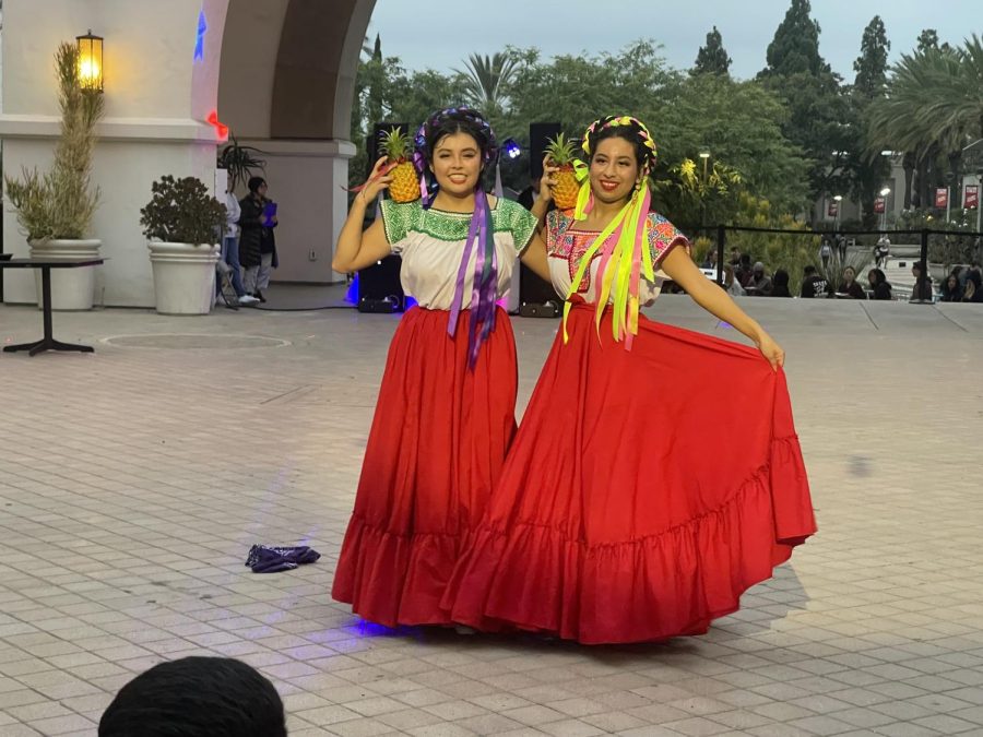 Vanessa Zavala and  Elisa Mendez perfomed Flor de Piña, a traditional dance from Oaxaca.  
