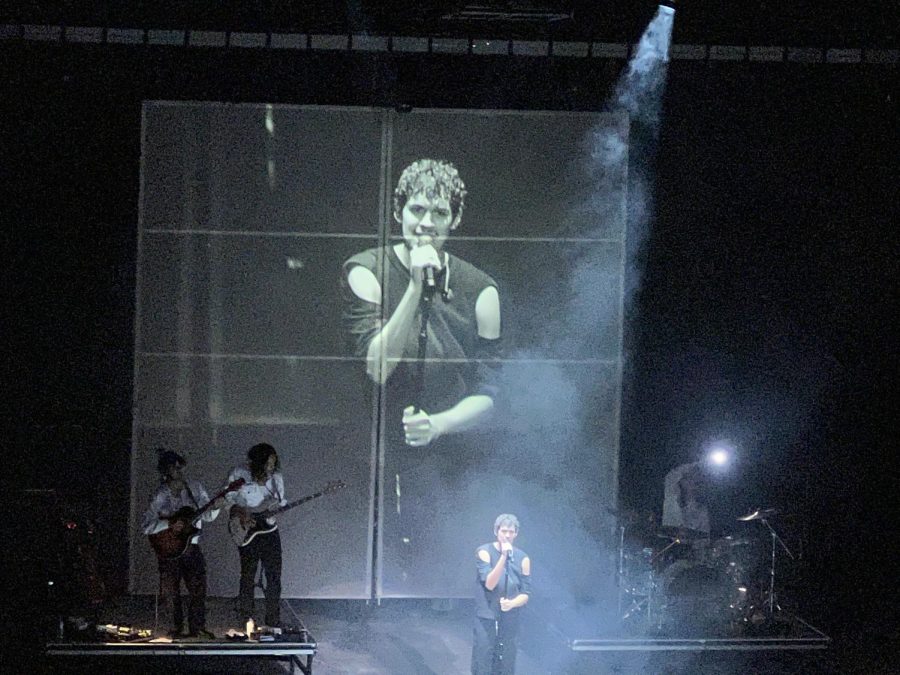 During one of the more emotional moments of the night, Apollo passionately belted out his song “Petrified” as cellphone lights lit up Cal Coast Open Air Amphitheater.