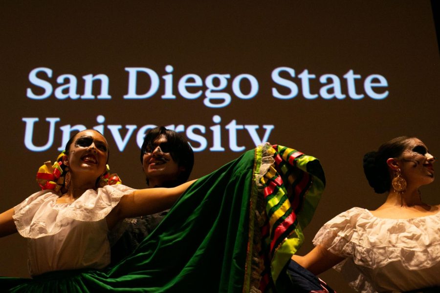 El Ballet Folklórico Xochipilli de San Diego State University en el JMS Screening Circle.