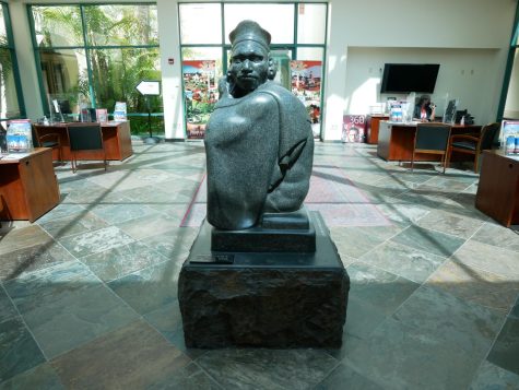 Escultura de Moctezuma que se encuentra dentro de San Diego State University.
