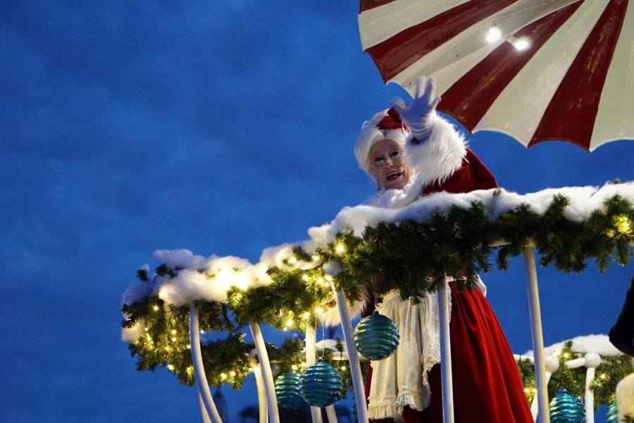 Mrs.+Claus+greets+the+crowd+during+the+Mrs.+Claus%E2%80%99+Christmas+Cavalcade+at+SeaWorld+on+Dec.+6.