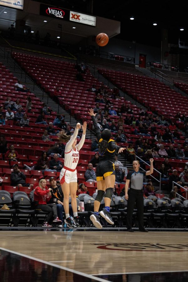 SDSU senior Sarah Barceló releases a 3-pointer with an SJSU defender closing her out on Jan. 28, 2023.