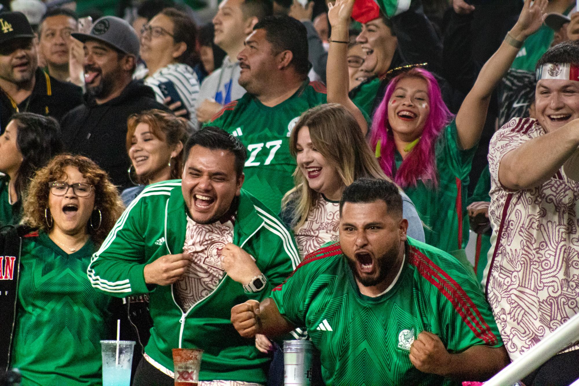 Aficionados de México celebran un gol anotado por México en el estadio Snapdragon durante el partido de México contra Camerún el 10 de Junio