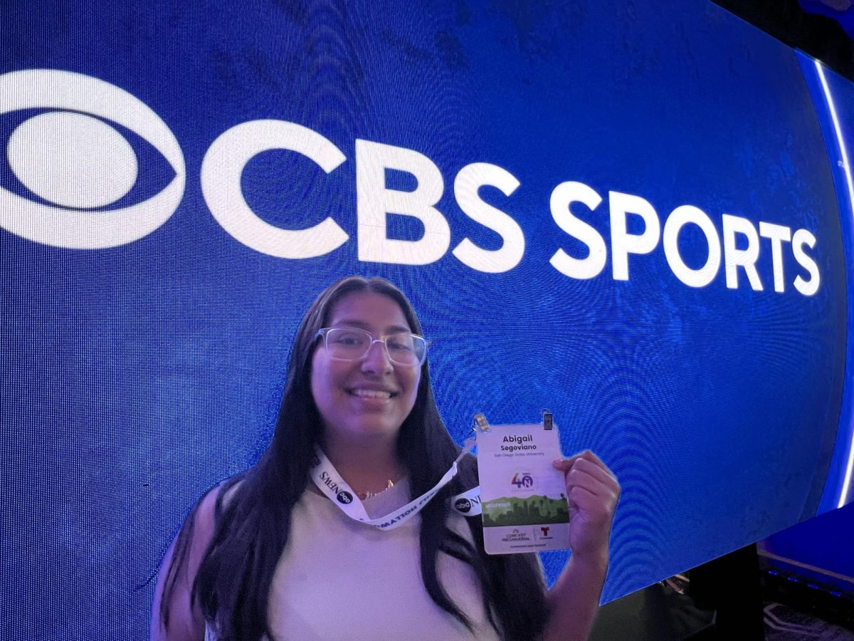 Abigail Segoviano, estudiante de tercer año estudiando periodismo en frente a un cartel de CBS Sports en la conferencia de NAHJ en Los Ángeles, el 11 de julio de 2024. 
