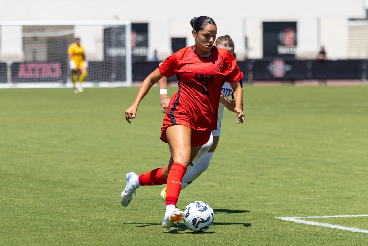 La centrocampista de último año Denise Castro corre por el campo durante el partido de SDSU contra Weber State el 18 de agosto de 2024.