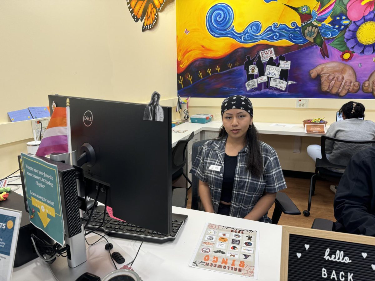 Karla Chaj-Pérez trabaja como recepcionista en el Latinx Resource Center. Foto de Abigail Segoviano