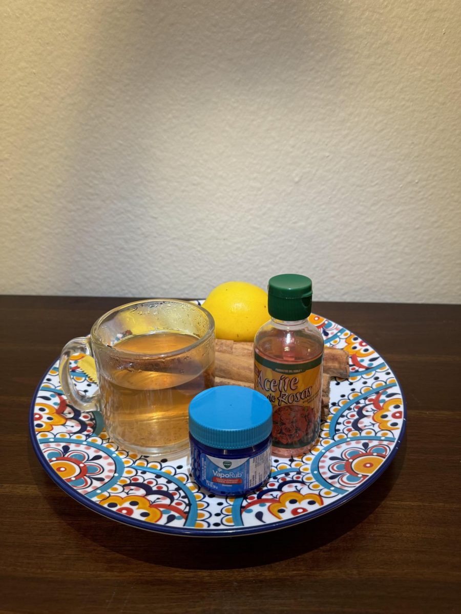 Plato con remedios caseros: Vicks VapoRub, té de canela, canela en rama, limón y aceite de rosas.