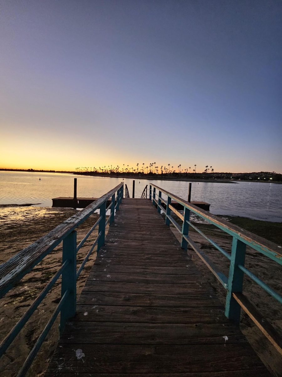 La vista de el muelle de Mission Bay Park mientras el cielo cambia de color.