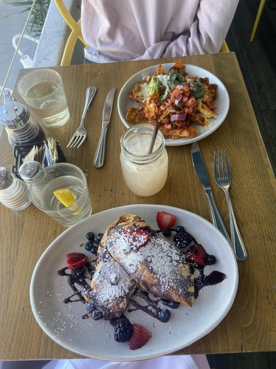 Un desayuno de chilaquiles y Coast Toast en Brockton Villa. 