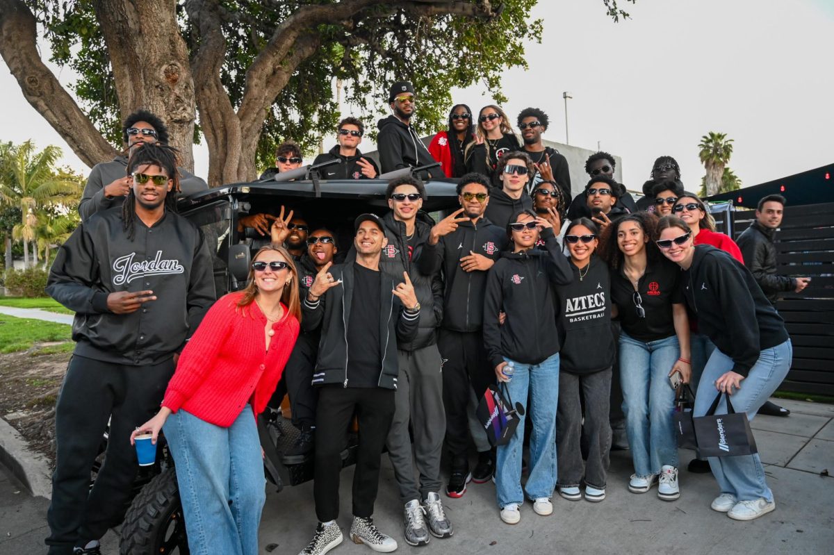 Chase Fisher fundador de Blenders, posa para una foto con los equipos de baloncesto de la Universidad Estatal de San Diego durante el evento NIL de Blenders el domingo 1 de marzo de 2025 en las oficinas corporativas de Blenders.