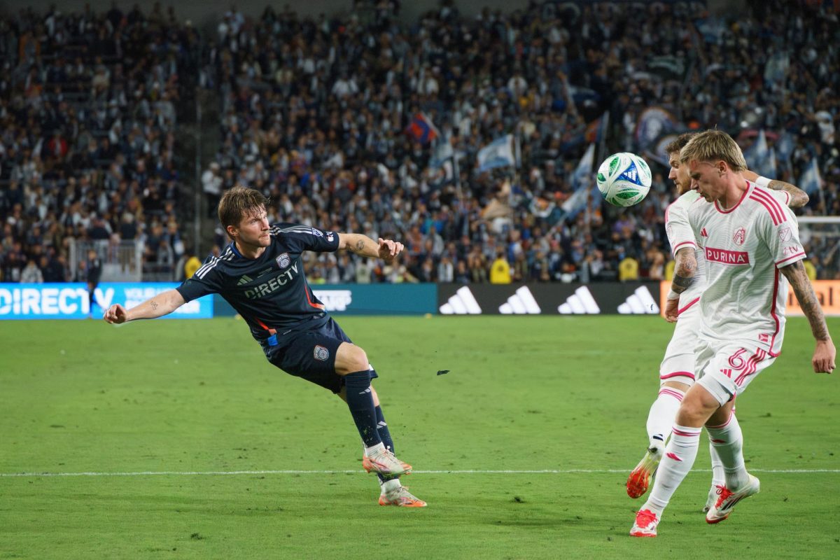 El extremo del San Diego FC, Anders Dreyer, lanza el balón por encima de los defensores del St. Louis City SC durante el partido inaugural en casa en el Snapdragon Stadium, el 1 de marzo.