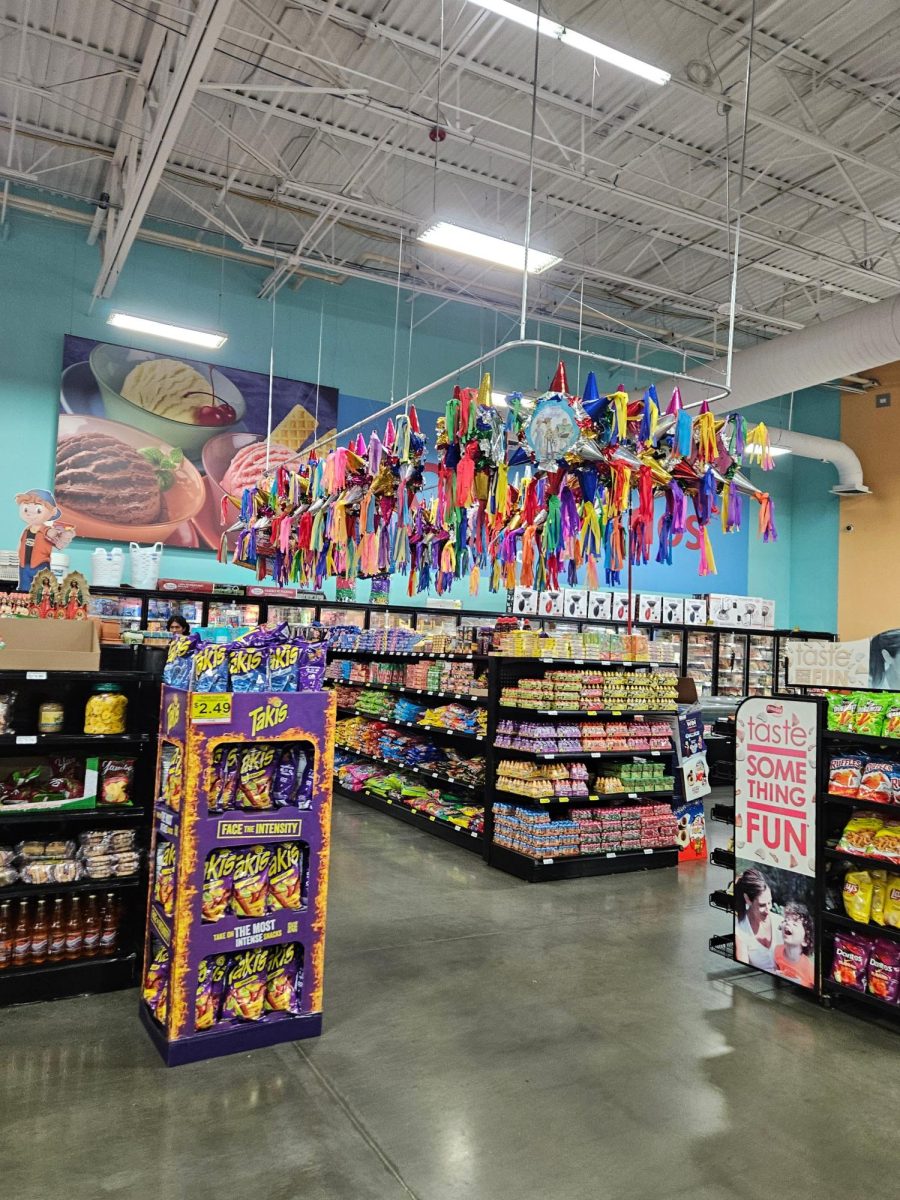 Artículos y bocadillos latinos en El Súper, como piñatas, dulces mexicanos, Takis y más.