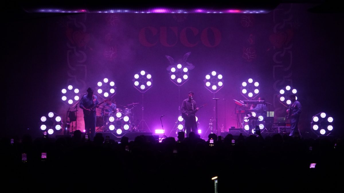 Los fans admiran al artista Cuco  durante un solo de guitarra en su gira Ridin' el 18 de Septiembre en The Sound, Del Mar.