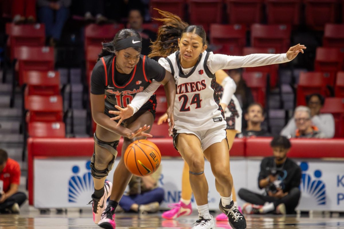 La escolta de segundo año Naomi Panganiban intenta robar el balón durante el partido contra la Universidad de Nevada, Las Vegas el 18 de febrero de 2026.
